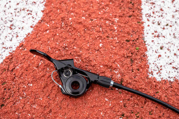 Gut gelöst: An der Rückseite lässt sich das Ende des Seilzugs einhängen.