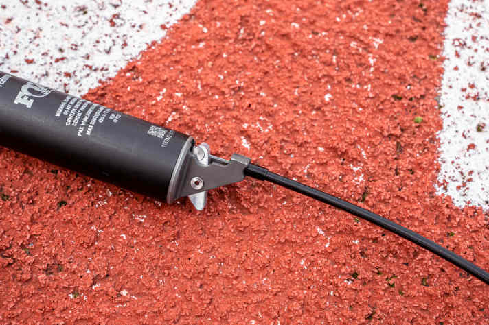 Einfacher Einbau: Auch bei der Fox Transfer wird der Zug nur mittels einer kleinen Kabeltonne an der Stütze eingehängt.