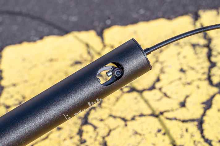 The cable can be clamped in the Fox at both ends. The cable must be released to remove the support