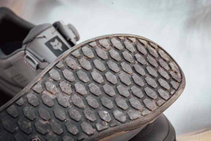 The rather hard rubber of the sole only provides moderate grip