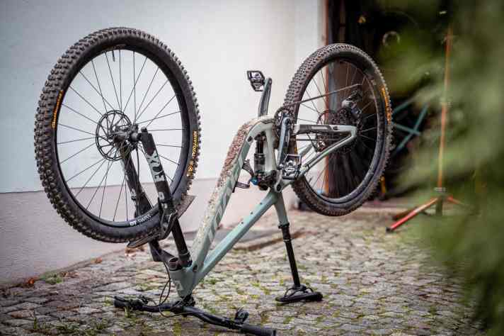 Headstand: This allows some oil to flow from the fork into the seals and the stanchions are better lubricated again.