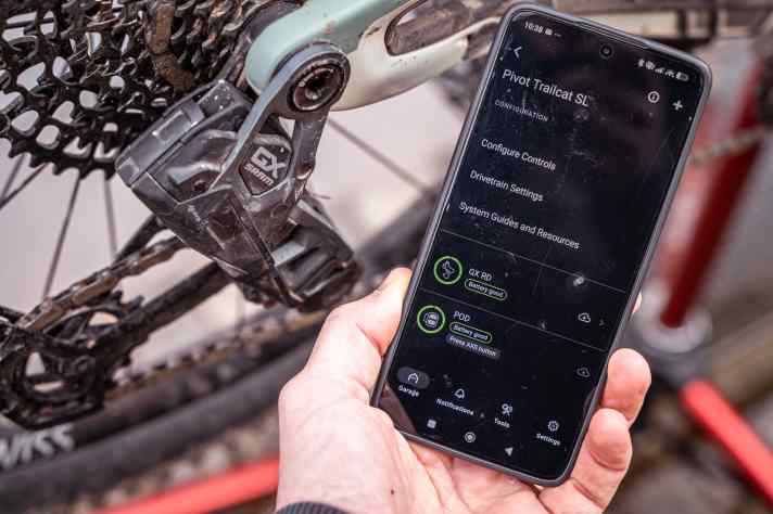 The battery status of electronic gears can be easily checked via app - or directly on the derailleur via LED.