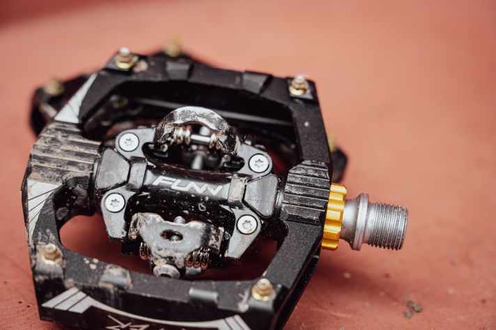 Der Bindungsmechanismus ist drehbar gelagert und soll beim Einstieg ins Pedal helfen. In der Praxis klappt das recht gut.