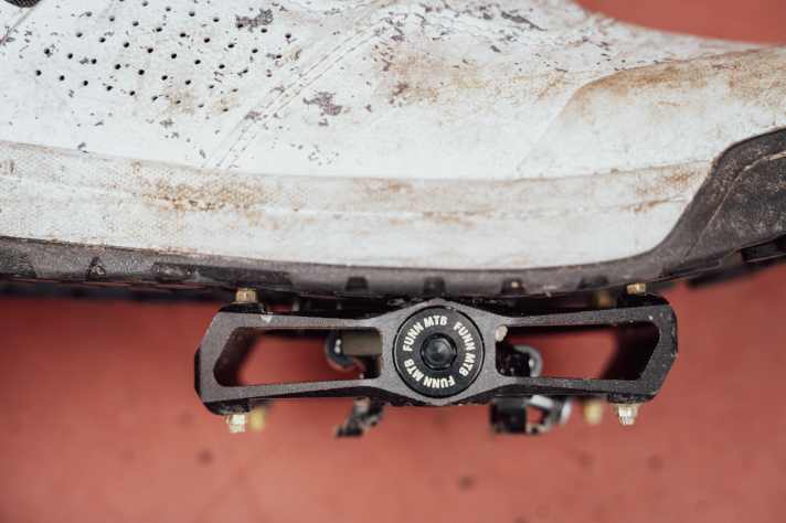 Eingeklickt zieht die Bindung den Schuh förmlich ans Pedal. In Verbindung mit der großen Plattform hat man hier enorm viel Grip.