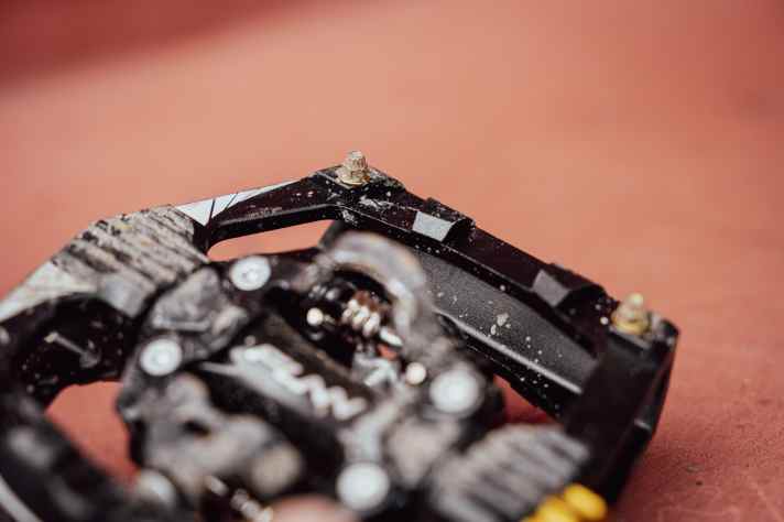 Ungewohnt: Die Pins verringern die Bewegungsfreiheit und erschweren den Ausstieg. Dafür ist der Stand auf dem Pedal extrem satt.