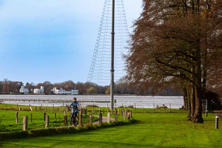 Relaxed cycling with a sea view. That's the motto in Ammerland. For example, on this part of the circular route near Jagdhaus Eiden