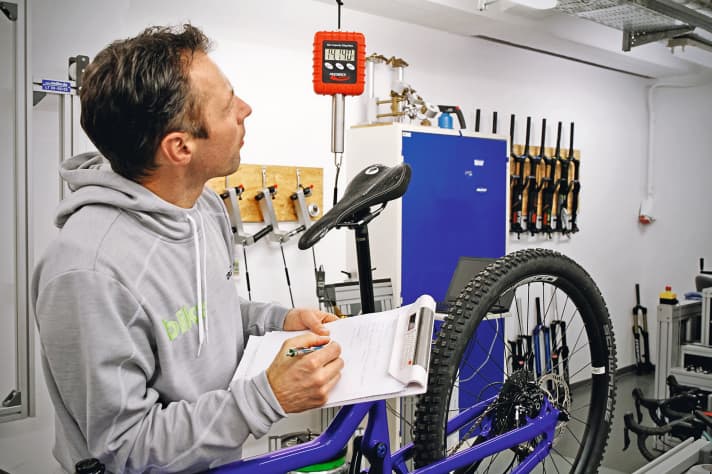 Selbstverständlich geht auch das Gesamtgewicht, das wir in jedem Testbrief ohne Pedale angeben, mit in die Bewertung ein. Um für Chancengleichheit zu sorgen, wiegen wir die Bikes so, wie sie im Shop erhältlich sind. Das heißt: Testbikes, die zwar im Tubeless-Setup angeliefert werden, so aber nicht serienmäßig zu kaufen sind, werden auf Schläuche umgerüstet.