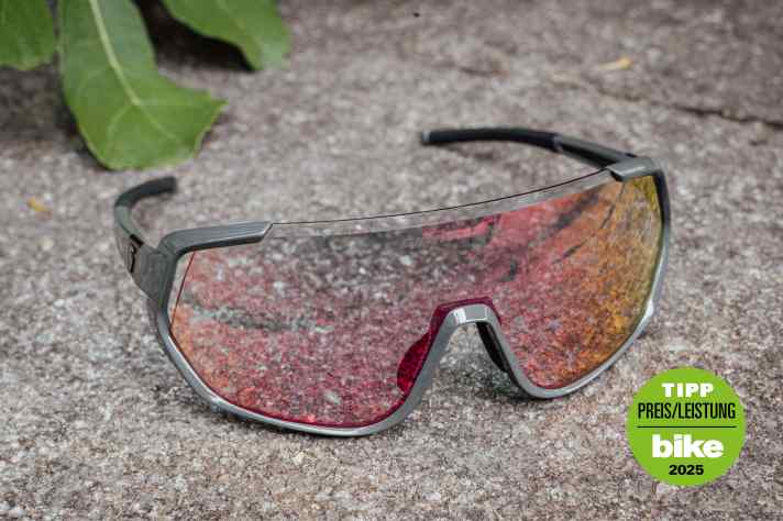 Top features, good wind protection and fast tinting speed - the Giant Agos is our price-performance tip