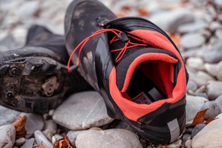 Unusual concept: a low shoe combined with a waterproof shell and warm Primaloft lining