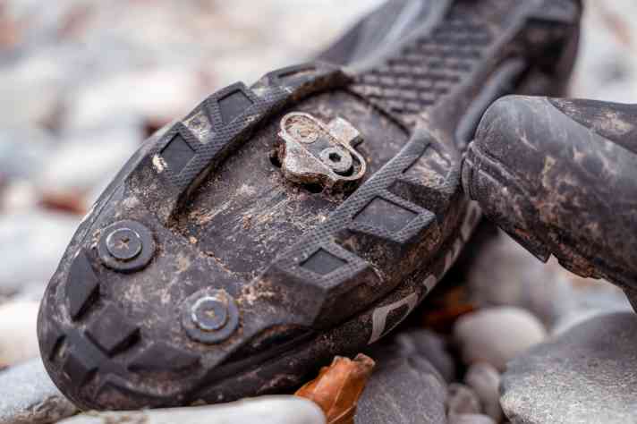 The classic race sole doesn't cope well with slippery terrain. Cleats could improve the grip somewhat
