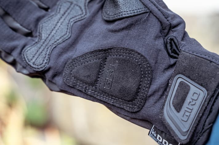 Die Handfläche des Giro ist nur mit Waffelflies ausgekleidet und verzichtet auf die Primaloft-Schicht. Das sorgt für einen direkteren Griff