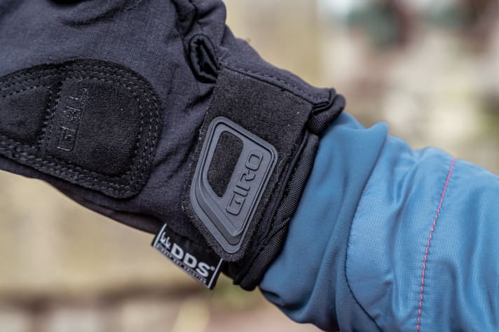 Dank Klettbündchen lässt sich der Giro gut einstellen und passt unter oder über die Jacke
