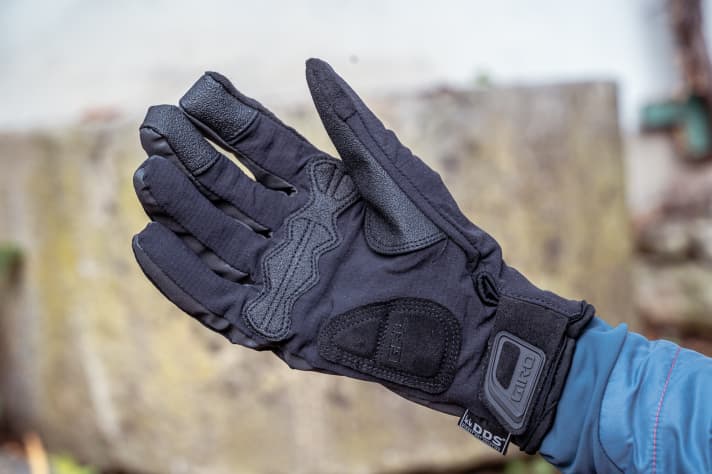 The robust material of the Giro is waterproof and also reinforced with synthetic leather trims
