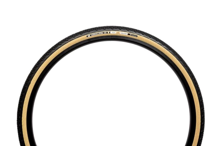 Die Spitze der Produktpalette: Gravelking X1 R mit heller Skinwall.