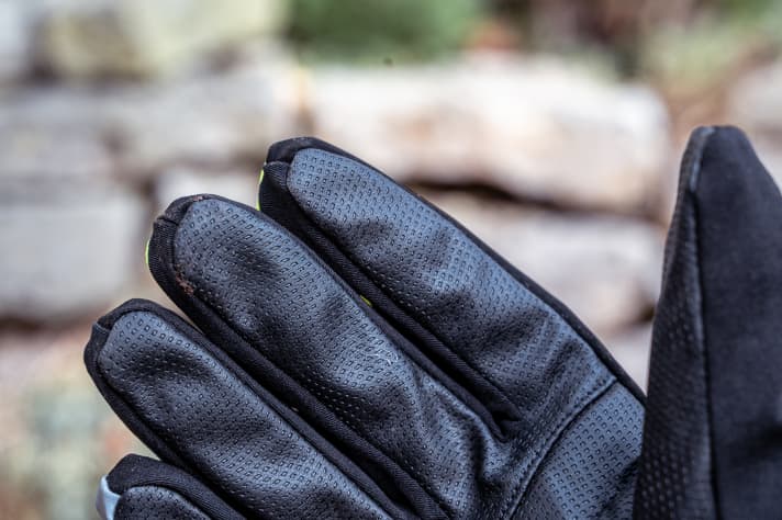 The fingertips do not generate much feeling either on the fittings or on the touch display