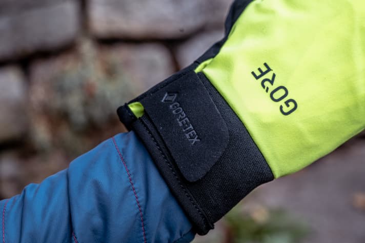Sufficiently long but difficult to get undone: the Velcro cuff on the