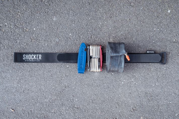 Auf dem 45 cm langen Klettband finden Schlauch, Tool und Reifenheber Platz.