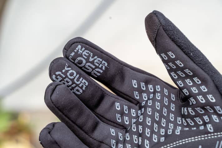 Even if it says so on the label: the prints on the fingers are not too grippy