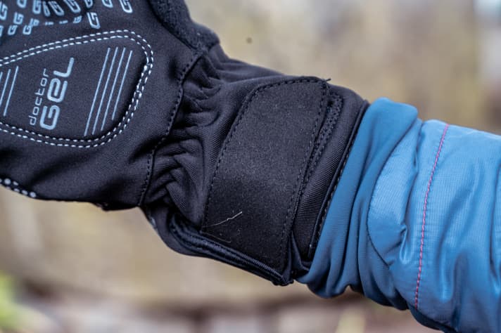 Super long cuffs with Velcro fasteners - no wind whistling into the jacket