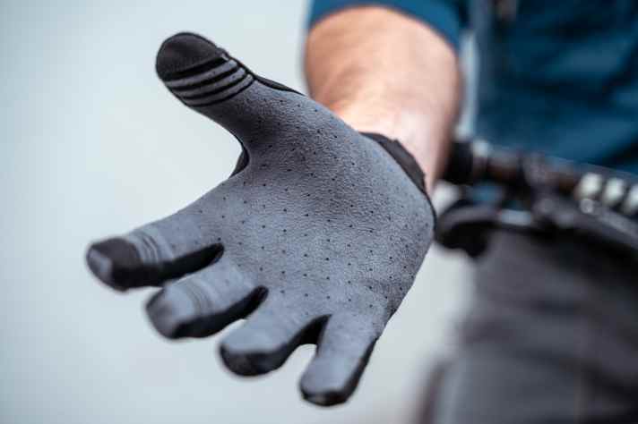 Eine gute Passform ist mit das Wichtigste am Handschuh - Fingerkuppen und Handflächen sind oft kritische Punkte