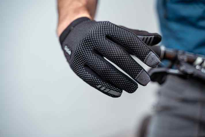 Die schlanken Finger liegen passgenau an, die Fingerkuppen an brems- und Schaltfingern sind verstärkt.