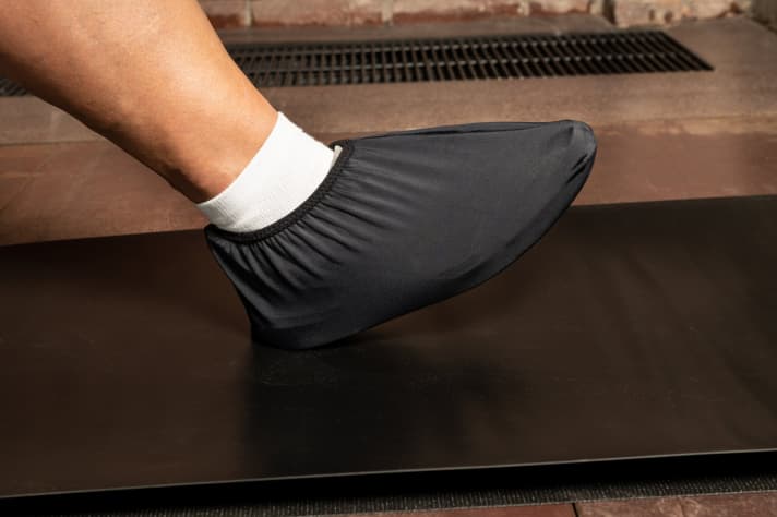 The shoe cover glides particularly well on the sliding track during the "slipping" exercise.