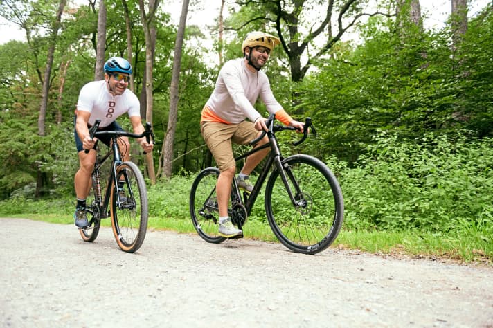 No matter which bike you come from, the gravel bike is somehow fun for everyone, and in almost every situation. The wide range of possible uses naturally demanded many more test rides, kilometres and courses.