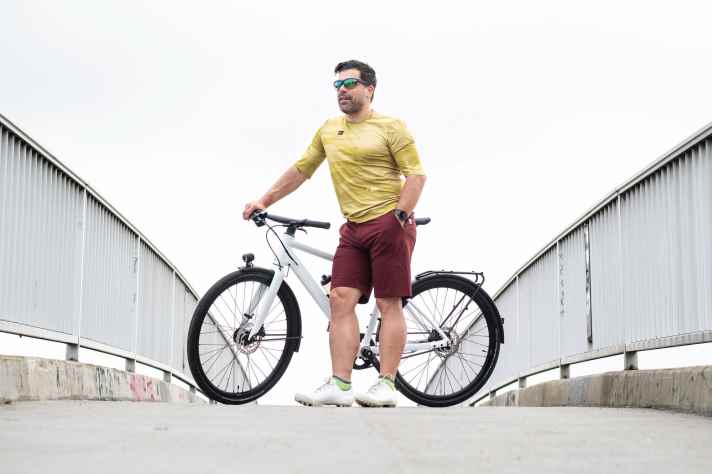 The casual outfit for cycling in summer: functional and stylish off the bike too.