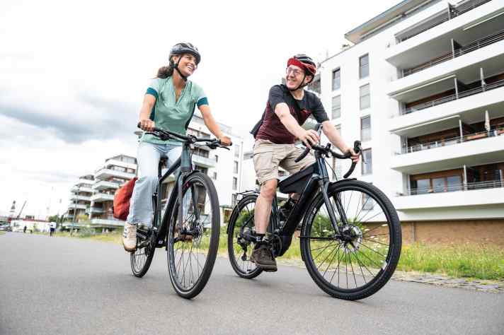Beschwingt ins Büro: Pendeln macht mit leichten Bikes deutlich mehr Spaß.