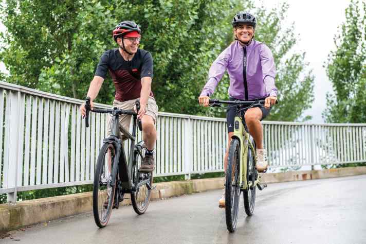 Kontraste: Das neue Riese-und-Müller-Rad gehört zu den hochpreisigsten im Test, das Tenways ist das günstigste.