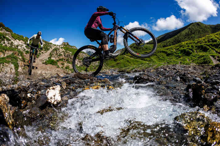 In the line-up of the new Santa Cruz Hightower 4, every biker should find the right bike for unbridled trail fun.