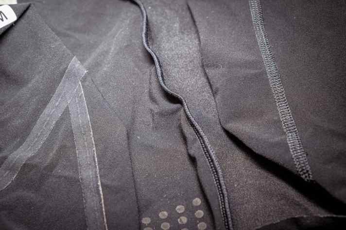 Die Wahl der richtigen Naht ist entscheidend für den Tragekomfort. Egal ob Flachnaht, Overlock oder geklebte Naht - bei der Arbeit ist Fingerspitzengefühl gefragt.