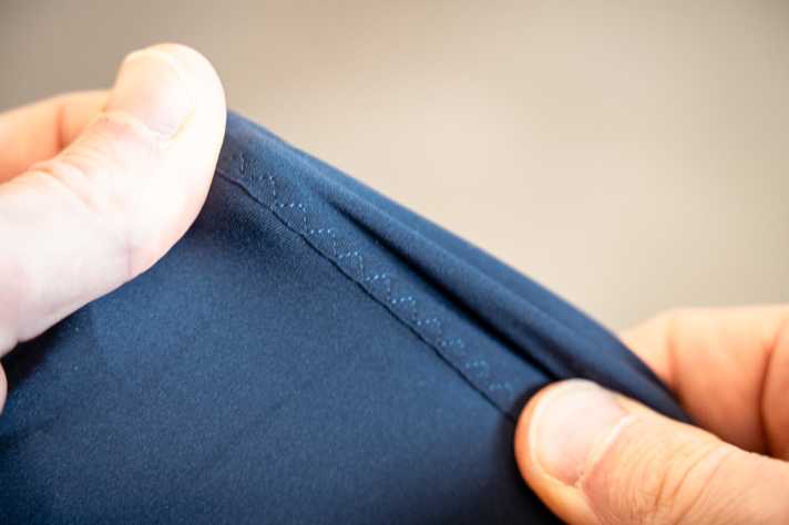 Elasticated seams increase wearing comfort, seams that are too tight cause pressure points or friction.