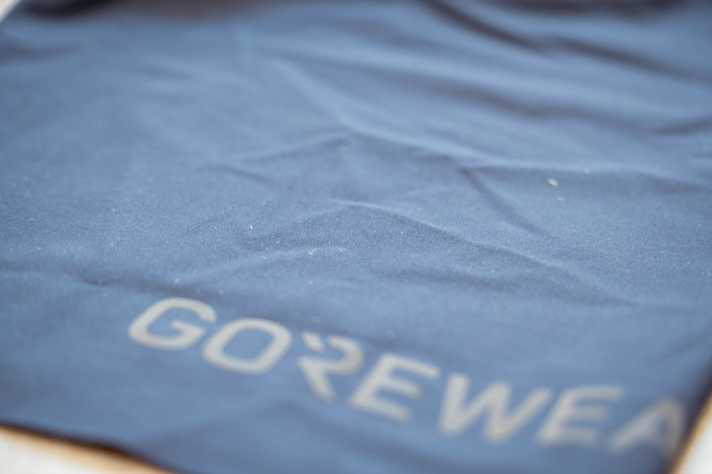 Woven fabrics are lighter, more robust and dry faster than classic knitted fabrics.