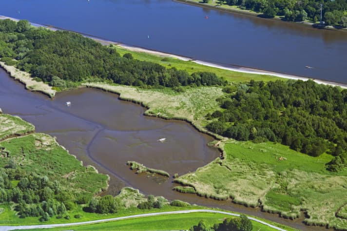 The Warflether Sand nature reserve on the banks of the Weser is one of the 25 stops on the Deichroute cycle route.