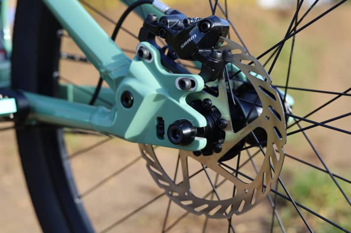 Slotted holes allow the rear brake calliper to be ideally positioned when retensioning the chain.