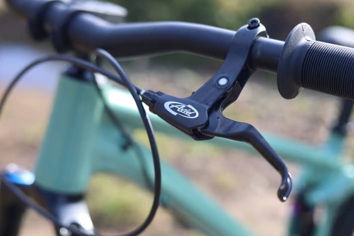 Canyon installs a weak mechanical disc brake at the front ex works. To remove it, you have to take off the left handle. Annoying without screw grips!