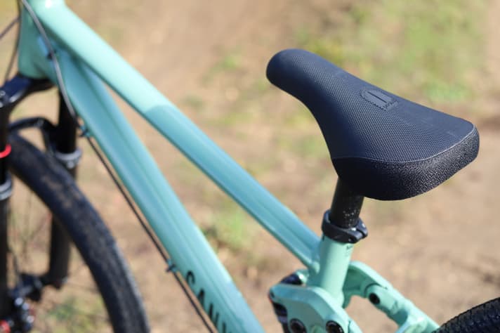 Straight out of the box, the Pivotal seatpost of the Canyon Stitched 720 is too long to be fully inserted into the frame.