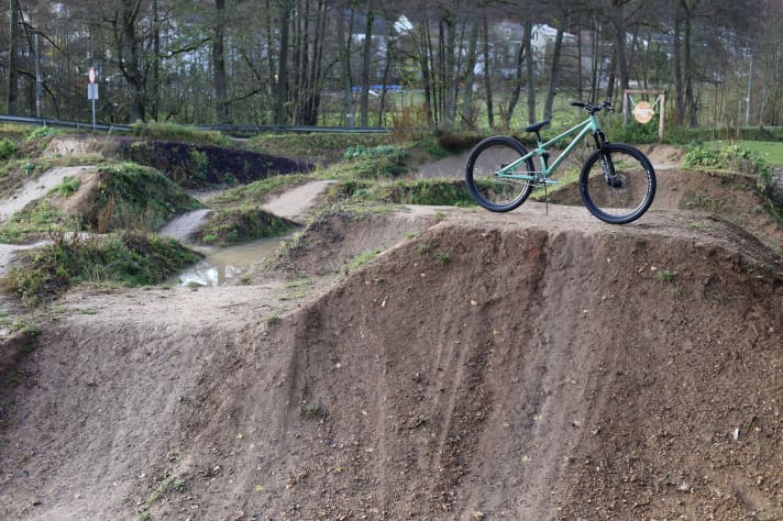 Alone on the trail: The Canyon Stitched 720 is one of the last modern slopestyle fullys.