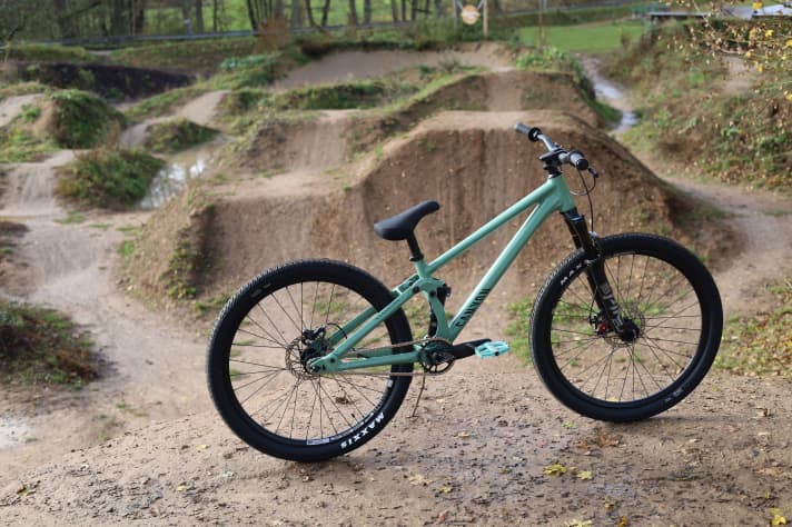 The Canyon Stitched 720 feels right at home on dirtlines.