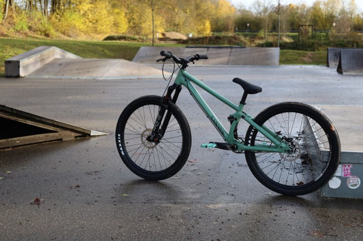 The Slopestyle Fully from Canyon also performs surprisingly well in skate park tricks.