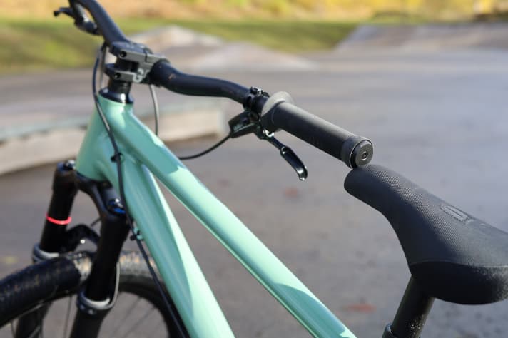 On a collision course: The extremely wide handlebars of the Canyon Stitched 720 collide with the saddle nose when the seatpost is not shortened.