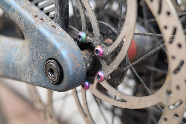 Oilslick-look titanium shimmers in all the colours of the rainbow. Everyone who rides a mountain bike will be delighted.