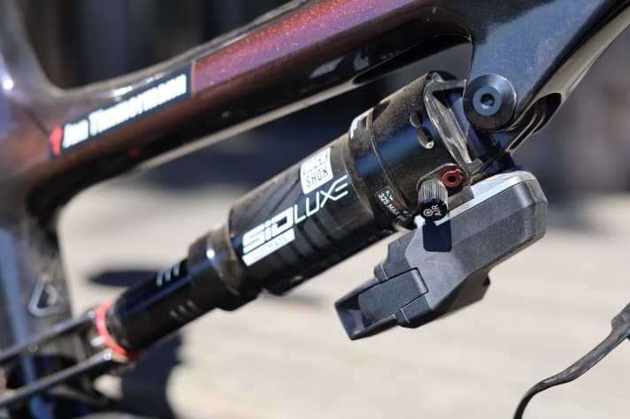 Bis zu neun einzelne Batterien kommen an einem Bike mit Rockshox Flight Attendant System zusammen. Wer zu einem Etappenrennen fährt, bringt also besser Ersatz und mehrere Ladegeräte mit.