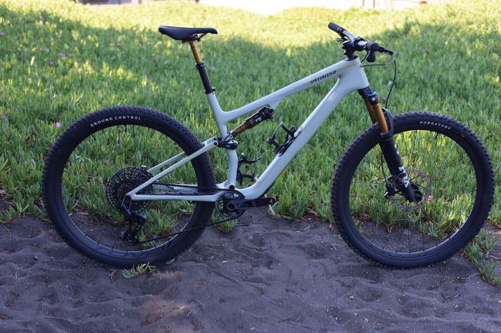 The Specialized Epic Evo 2024 is not intended to be a sluggish trail bike, but to inspire with plenty of speed on demanding terrain.
