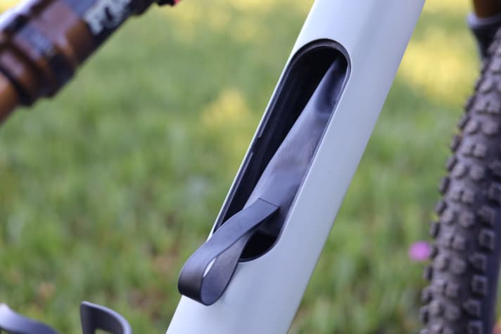 Während sich an der Tür des Staufachs selbst eine CO2-Kartusche und andere Kleinigkeiten befestigen lassen, finden weitere Teile in der Tasche im Innern Platz.