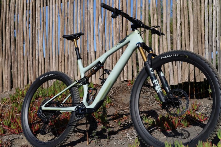 Da das Specialized Epic für 2024 seinen Fachbereich Richtung Downcountry erweitert, wächst auch der Bruder Epic Evo.