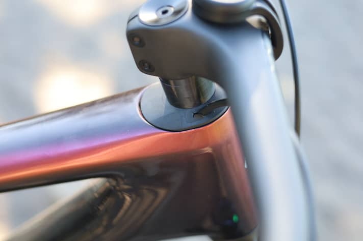 On the lightweight S-Works frame of the new Specialized Epic, the rear brake line runs through the headset into the interior. The absence of additional inlets on the head tube saves weight.