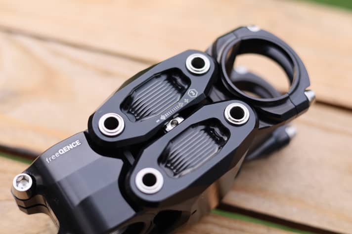 Eine Schraube mit 20 möglichen, vollen Umdrehungen ohne Rasterungen lassen am Vecnum freeQENCE Vorbau eine stufenlose Anpassung ans Fahrergewicht zu.