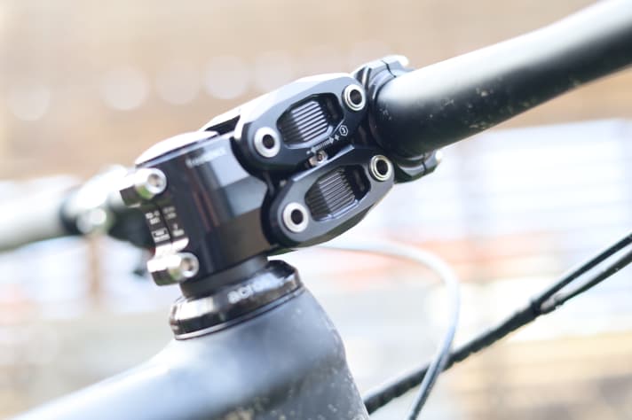 30 Millimeter Federweg stecken im gefederten Parallelogramm-Vorbau von Vecnum.